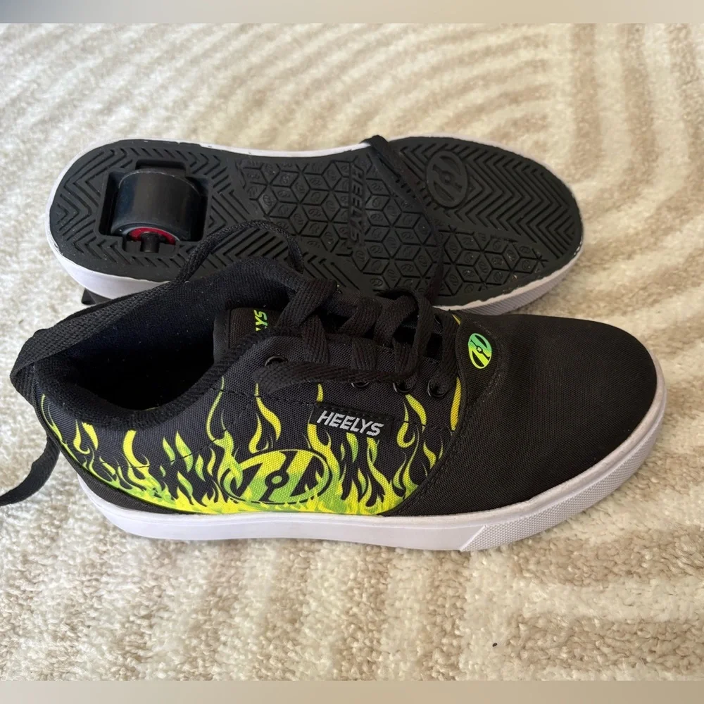 Heelys Black Shoes with Vibrant Green Flames with WHEELS Sz 5 - Picture 4 of 11